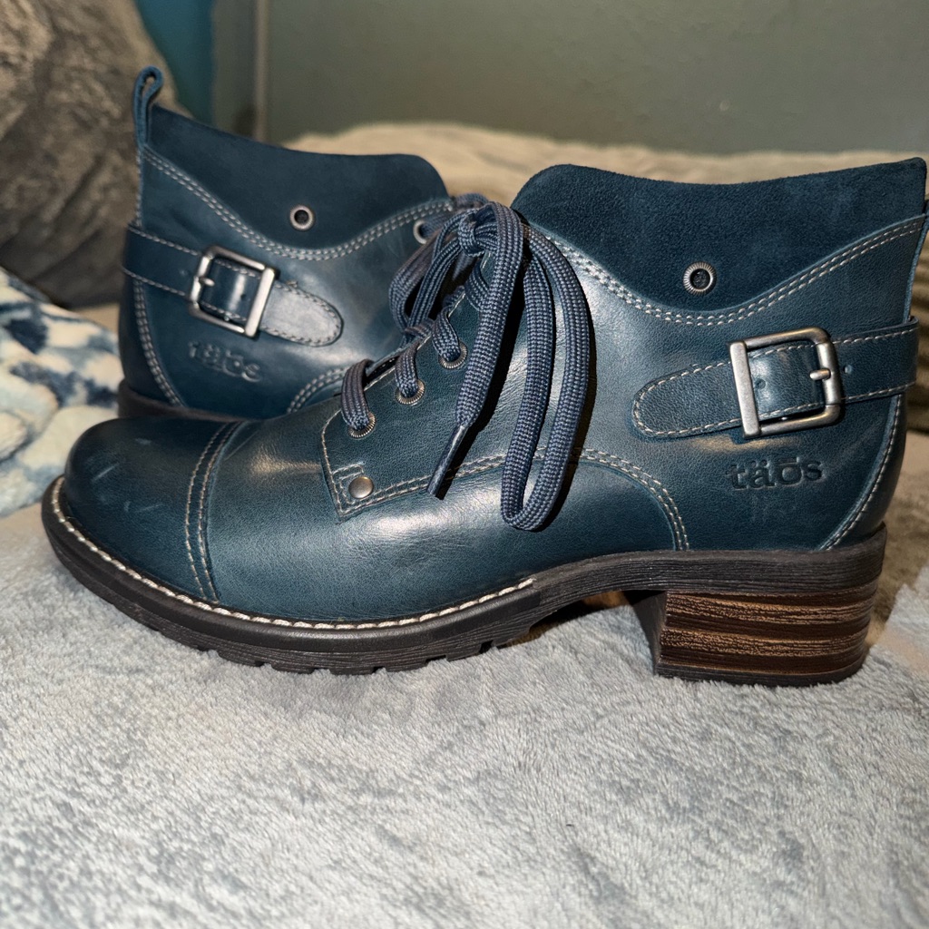 Taos Footwear Women's Navy Lace Up Boots